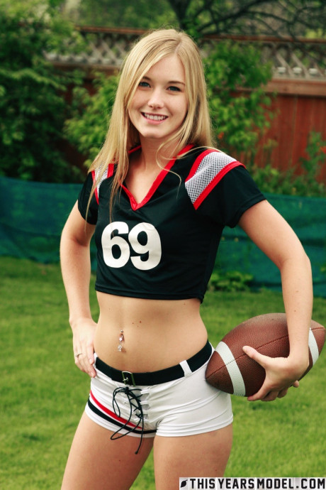 Pretty blondy Jewel doffs sportswear to pose nude while holding a football - #118260
