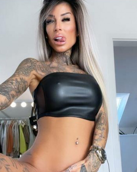 Tattooed amateur teases with her gorgeous curves in hot outfits - #1272029