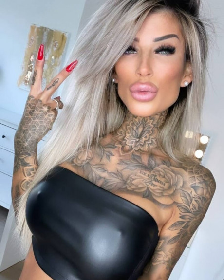 Tattooed amateur teases with her gorgeous curves in hot outfits - #1272031