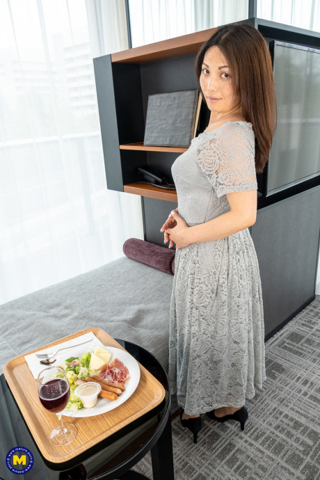 Charming MILF Midori Minami strips naked and poses enticingly in a hotel room - #468400