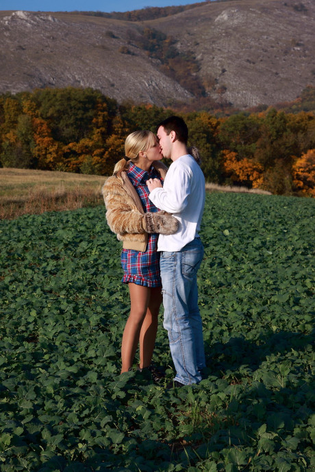 Blondy skank girlfriend lady and her boyfriend have sex in a crop field away from prying eyes - #647267
