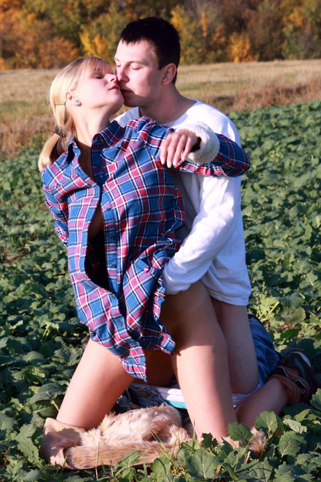 Blondy skank girlfriend lady and her boyfriend have sex in a crop field away from prying eyes - #647272