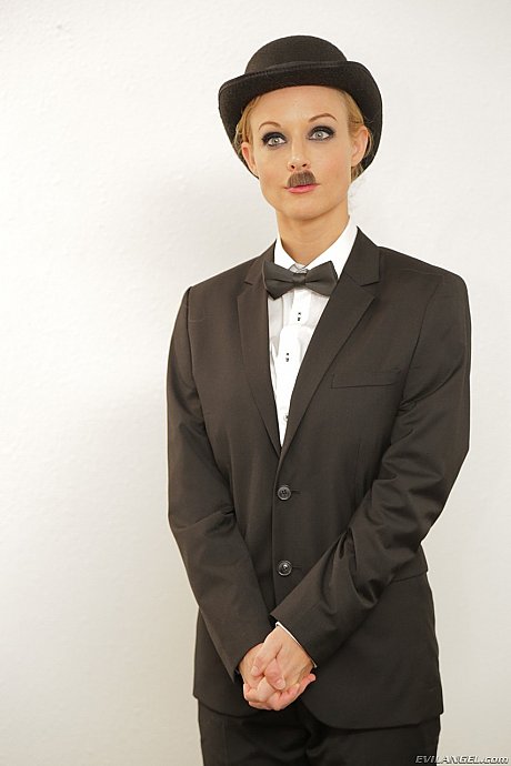 Weird porn babes Dana Vespoli and Kayden Kross put on moustaches