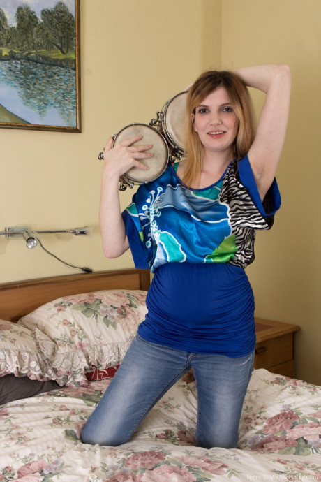 Blonde bongo drummer Terry frees saggy gigantic boobs & tugs her hairy cunt mop - #1261502