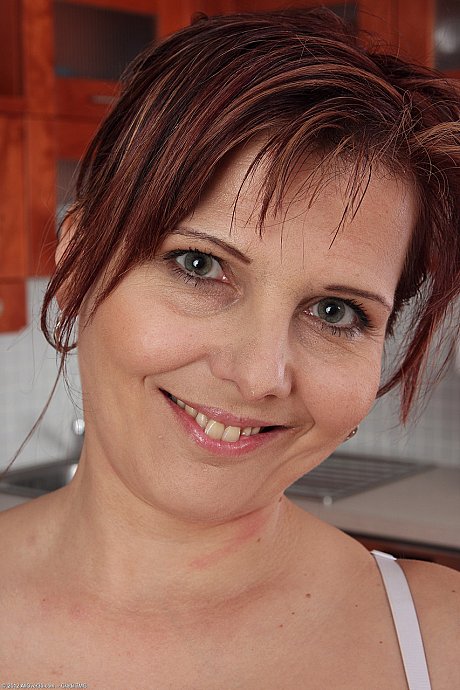 Redheaded Czech housewife Marie Jeanne masturbates with a cucumber - Gallery #10551