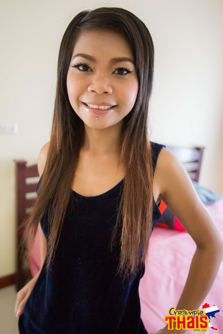 Thai babe Min doffs her clothes and shows off her slender figure on the bed - #1532735