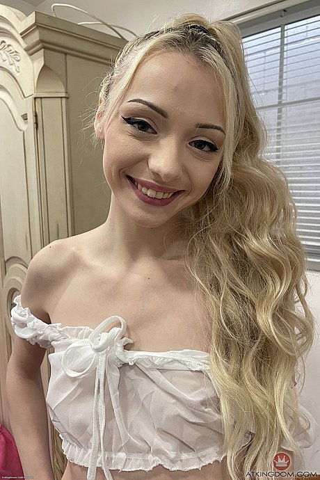 Bootylicious amateur Cecelia Taylor toying her freshly shaved pussy - Image 1 of 21  in Pussy category   featuring Cecelia Taylor 