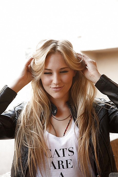 Hot blondy teenie Cole Esenwein flashing her bareback ass and panties