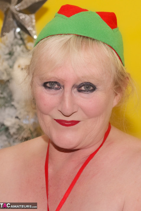 Blonde granny Claire Knight finger rides at Xmas in striped thigh highs - #1186053