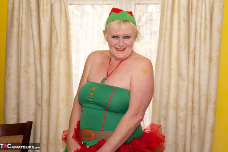 Blonde granny Claire Knight finger rides at Xmas in striped thigh highs - #1186064