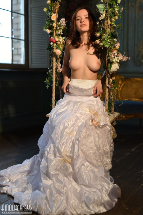 Teen bride frees her enormous naturals from wedding dress as she strips naked - #1004247