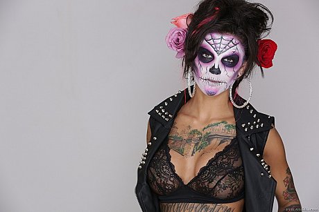 Tattooed skank broad Bonnie Rotten removing her ebony outfit and reveals fake  tits - Image 1 of 21  in Pantyhose category   featuring Bonnie Rotten 