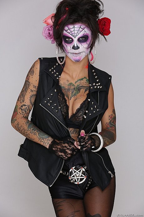 Tattooed skank broad Bonnie Rotten removing her ebony outfit and reveals fake  tits