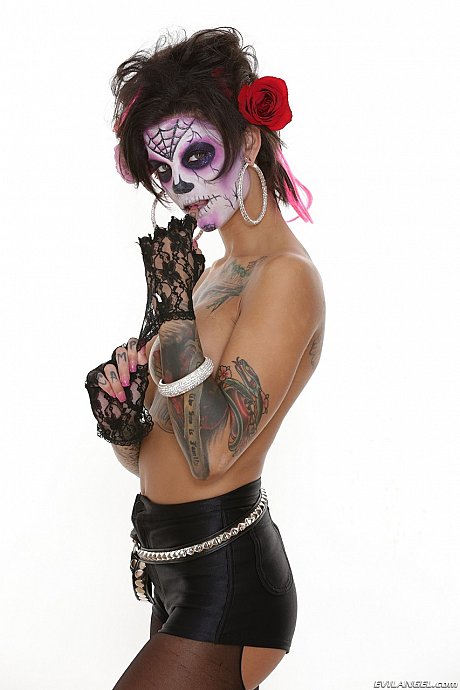 Tattooed skank broad Bonnie Rotten removing her ebony outfit and reveals fake  tits - Image 11 of 21  in Pantyhose category   featuring Bonnie Rotten 