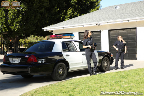 Policewoman Eliza Ibarra participates in an interracial blowbang - #781104