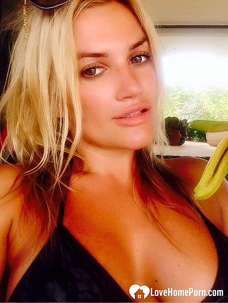 Blondie amateur shows off her juicy boobies & snatch while taking naked selfies - Image 10 of 20  in Amateur category  