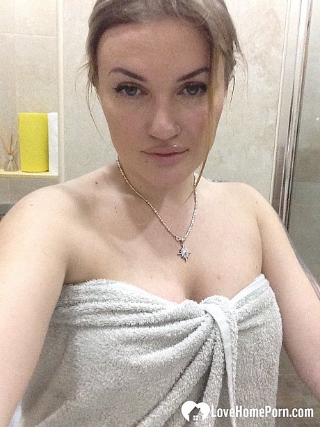 Blondie amateur shows off her juicy boobies & snatch while taking naked selfies - Image 19 of 20  in Amateur category  