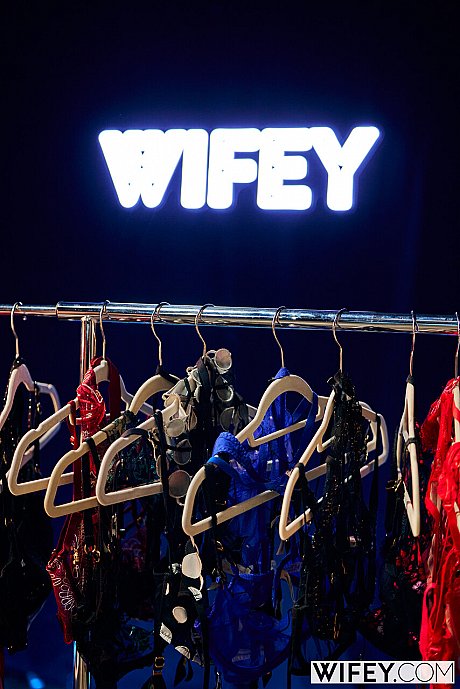 Wifey performed by Sheem, Summer Starz naked Pictures - Image 5 of 21  in MILF category   featuring Sheem, Summer Starz 