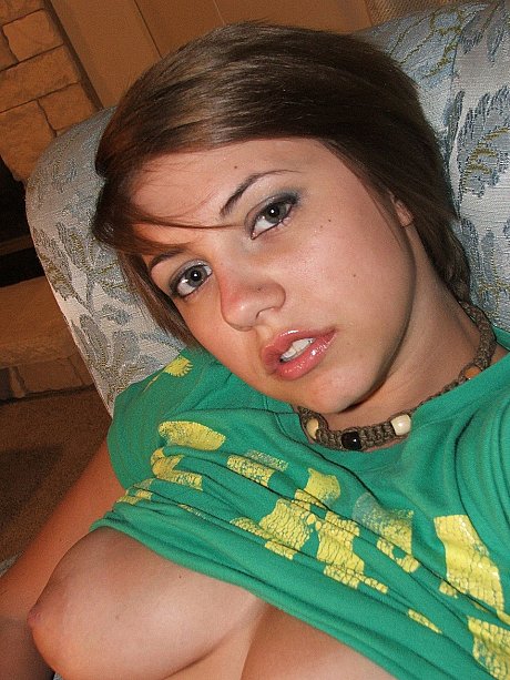 Amateur babe Dee unveils her humongous natural melons and poses in a solo - Image 5 of 20  in Babe category   featuring Dee 
