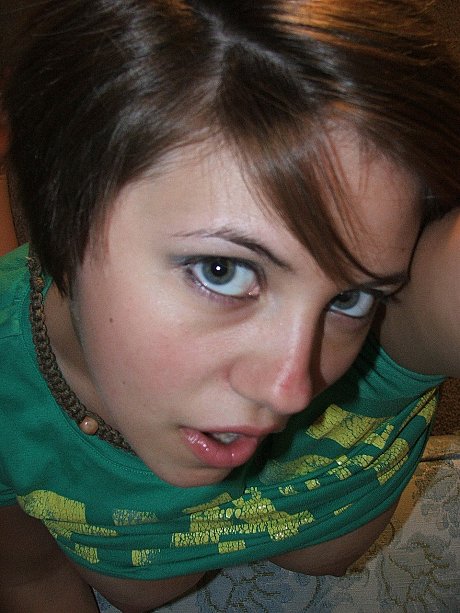 Amateur babe Dee unveils her humongous natural melons and poses in a solo - Gallery #13296