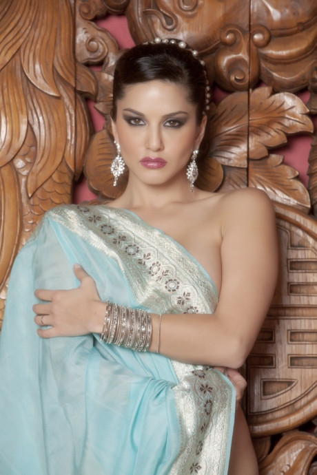 Classy MILF Sunny Leone takes off her Bollywood dress and bares huge melons - #884524