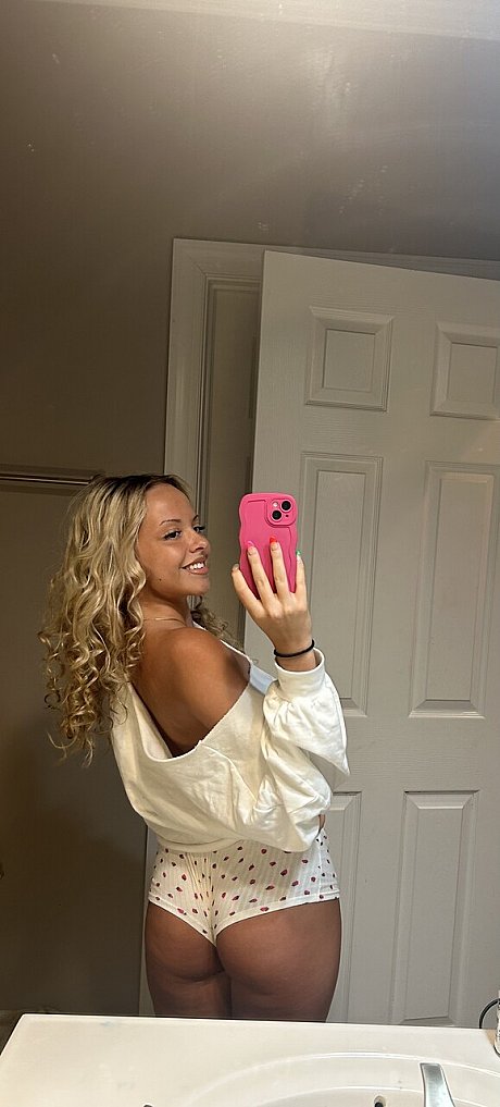 OnlyFans Lil Mia starring Lil Mia Hot Gallery - Image 10 of 13  in Teen category   featuring Lil Mia 