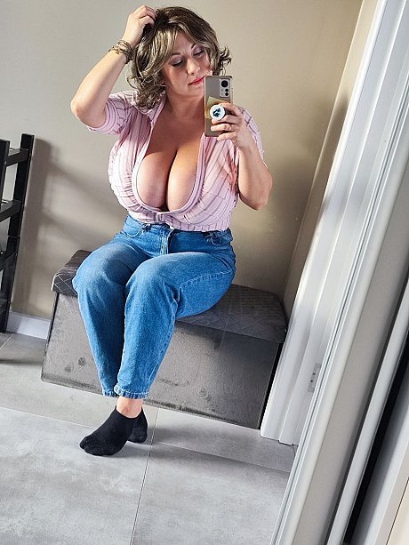 OnlyFans Samanta Lily undressed Pictures - Image 4 of 20  in Outdoor category   featuring Samanta Lily 