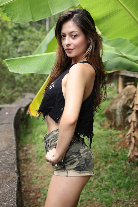 Natural teenie hottie Abella Jade models her flawless undressed body outdoors - #155376