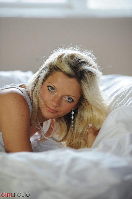 Blondy model Zuzia shows her natural breasts in white cotton panties - #1526976