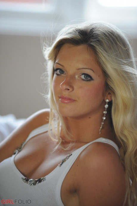 Blondy model Zuzia shows her natural breasts in white cotton panties - #1526977