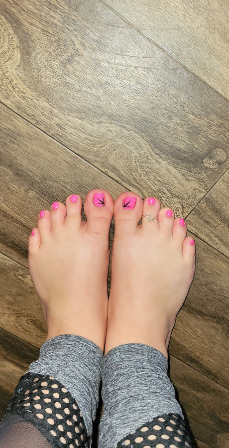 Lady gf girl with pretty legs shows her pretty toes in a hot foot fetish compilation