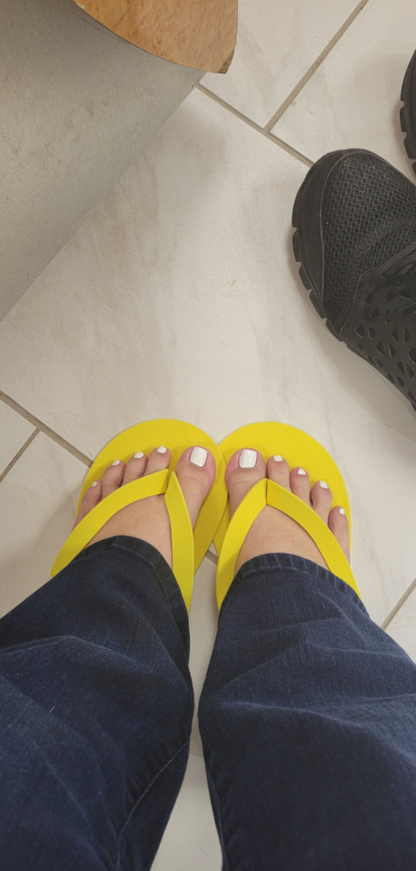 Lady gf girl with pretty legs shows her pretty toes in a hot foot fetish compilation - #1392048