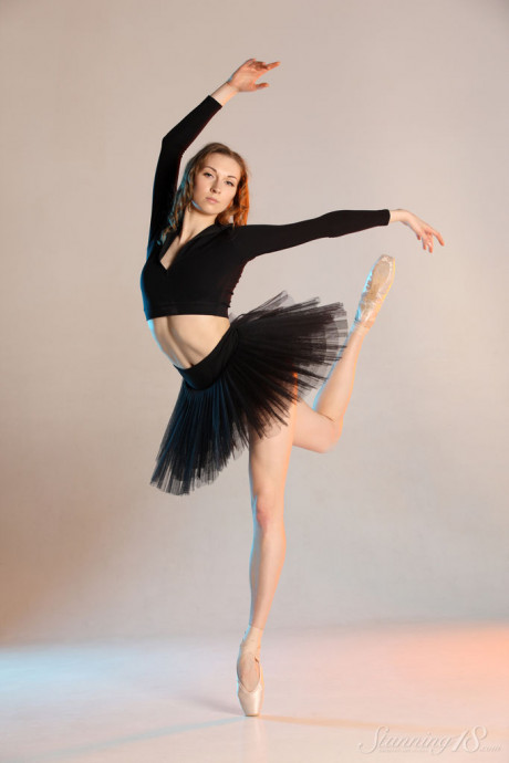 Old ballerina Annett A displays her flexibility while going nude - #516467