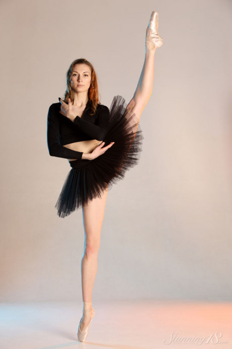 Old ballerina Annett A displays her flexibility while going nude - #516471