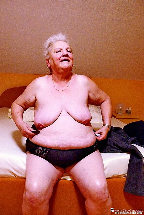 Oma Geil performed by Vesulvia Hot Pictures - Image 3 of 21  in Non Nude category   featuring Vesulvia 