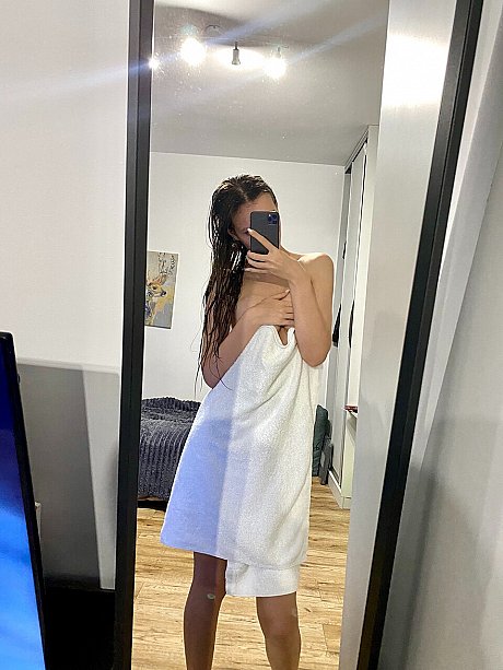 Hot skinny only fans babe flashes her butt while posing with a towel - Gallery #26580