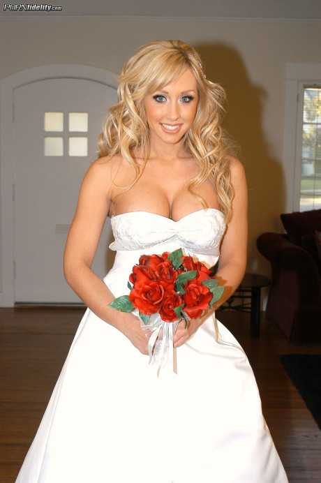 Blue-eyed blonde Jessica Lynn shows her fake breasts on her wedding day - #365028
