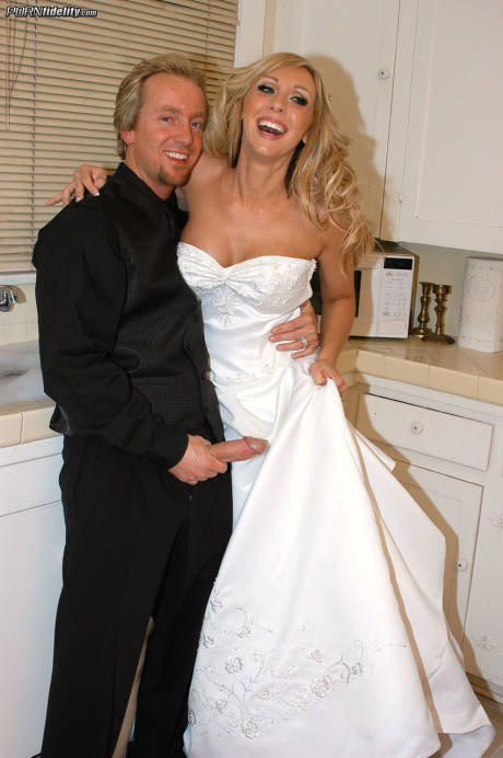 Blue-eyed blonde Jessica Lynn shows her fake breasts on her wedding day