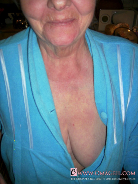 Kinky old lady Putka strips completely undressed and shows off her saggy boobies - #1312077