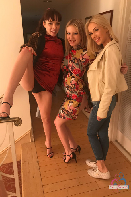 Petite lesbian babes Aliya Brynn & Sky Pierce spread their shaved cunts - #1429734