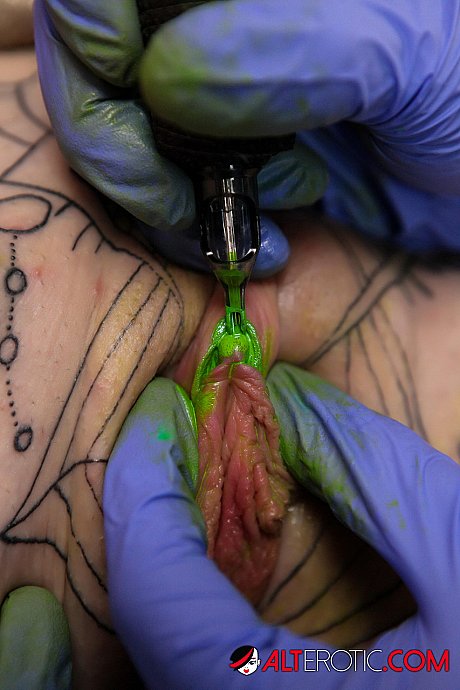 Inked blonde Sully Savage swallows her tattoo artist for free work on her pussy