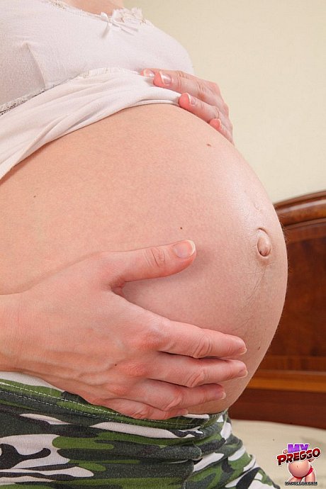 Amateur chick chick displays her heavily pregnant belly while masturbating - Image 3 of 15  in Pussy category   featuring Anya 