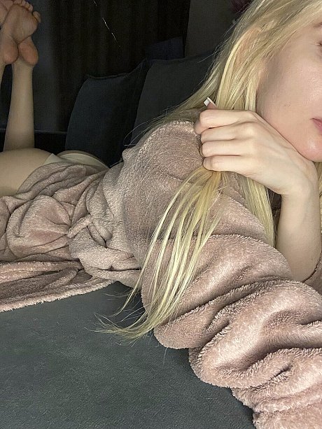 OnlyFans Alice Preuoston naked Pics - Image 9 of 20  in Close Up category  