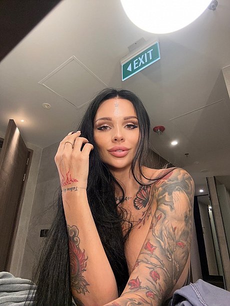 Inked OnlyFans sweety Sunny Free showing off her killer curves in a solo - Image 7 of 13  in Model category   featuring Sunny Free 