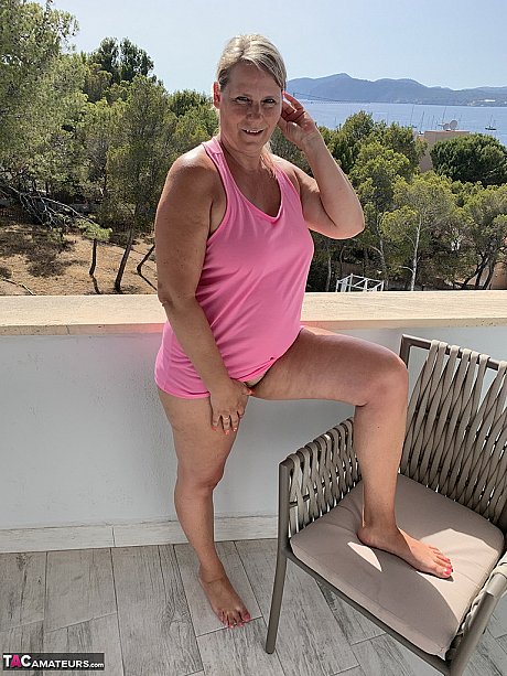 Thick old blondy twerks her large booty on a balcony after exposing herself - xxx porn gallery #50071 in Amateur featuring Sweet Susi