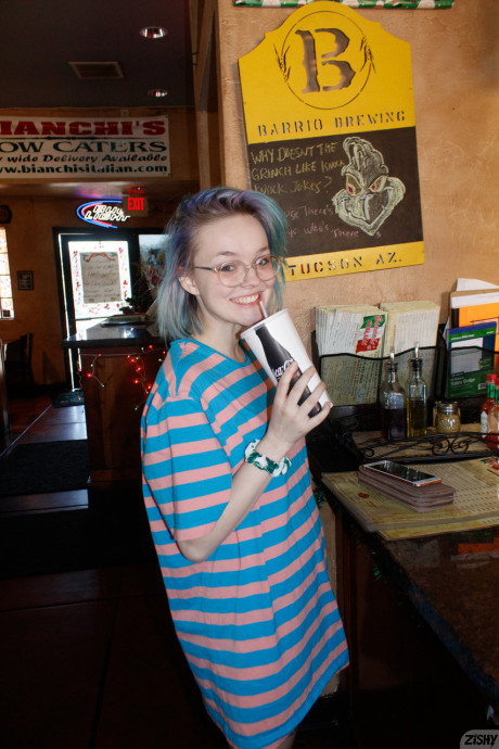 Fine amateur Vonnie Bean flashes her natural giant boobs at a restaurant - #1072682