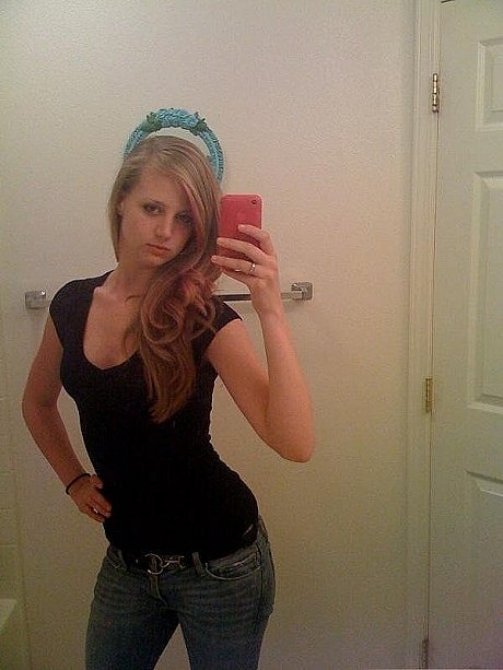 Slender college babe takes selfies of her fine body and bald twat - xxx porn gallery #50112 in Big Clit