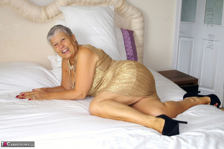 Hot grandmother Savana showcases her shaved snatch after a naughty striptease - #999547