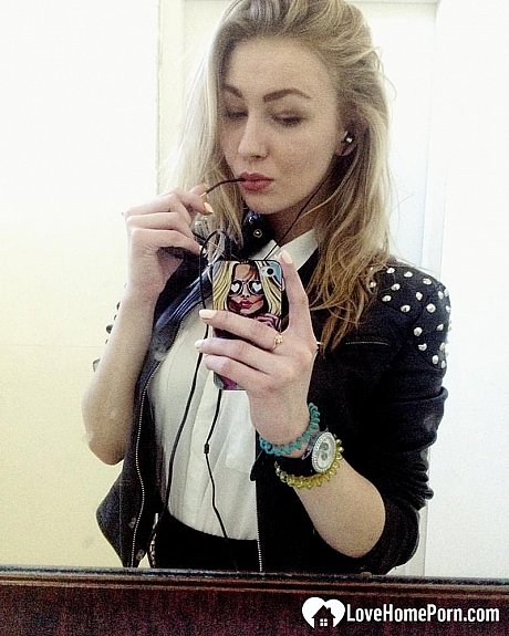 Amateur beauty Summer Hart exposes her monstrous naturals and takes selfies - Image 5 of 19  in Pussy category   featuring Summer Hart 