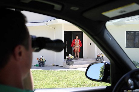 Lovely wife Rachel Starr pours water over her body to seduce & fuck a detective - Gallery #39512